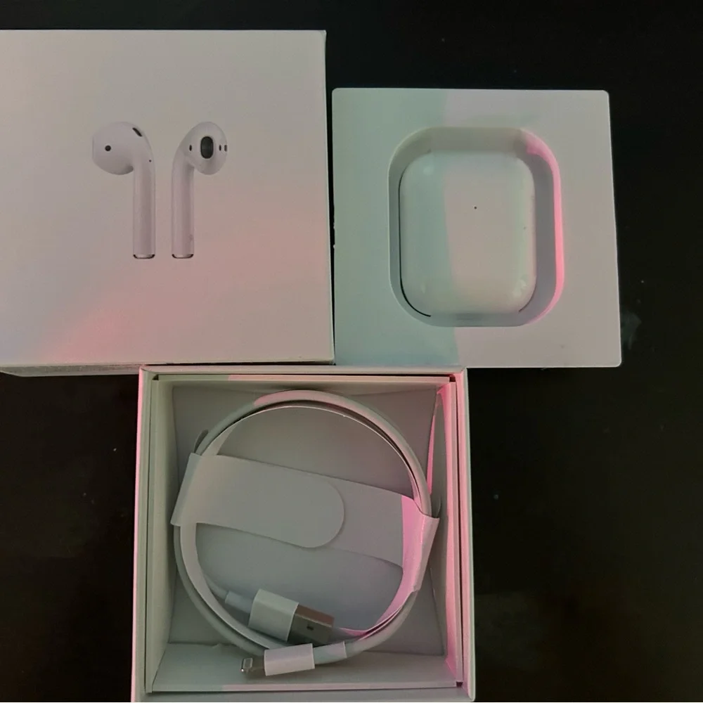 Apple AirPods with Wireless Charging Case - Classic White